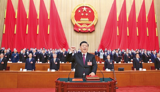 　　2023年3月10日，十四屆全國人大一次會議在北京人民大會堂舉行第三次全體會議。習近平全票當選中華人民共和國主席、中華人民共和國中央軍事委員會主席。這是習近平進行憲法宣誓。 新華社記者 鞠鵬/攝