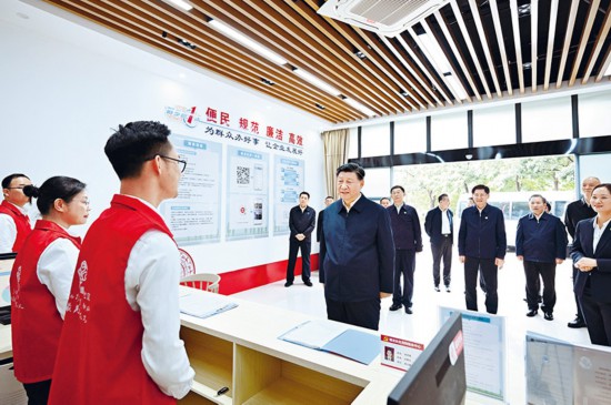 　2023年12月14日至15日，中共中央總書記、國家主席、中央軍委主席習近平在廣西考察。這是14日上午，習近平在南寧市良慶區(qū)蟠龍社區(qū)黨群服務中心考察。 新華社記者 燕雁/攝