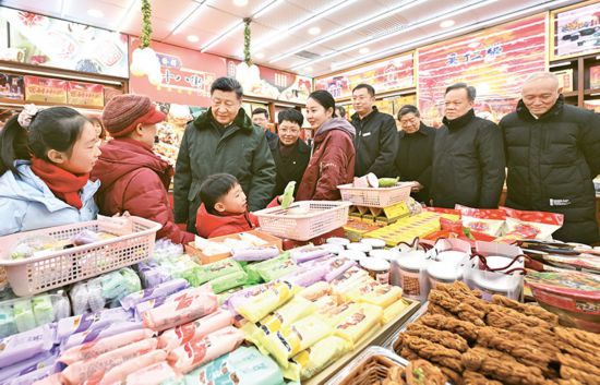 　　2024年2月1日至2日，中共中央總書記、國家主席、中央軍委主席習近平來到天津，看望慰問基層干部群眾。這是1日下午，習近平在天津古文化街考察時，走進店鋪同現(xiàn)場群眾互動交流。 新華社記者 謝環(huán)馳/攝