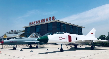 由中國(guó)人民解放軍空軍贈(zèng)送的兩架退役的殲7和殲8戰(zhàn)機(jī)，在國(guó)教基地門口供參觀者拍照合影_副本.jpg